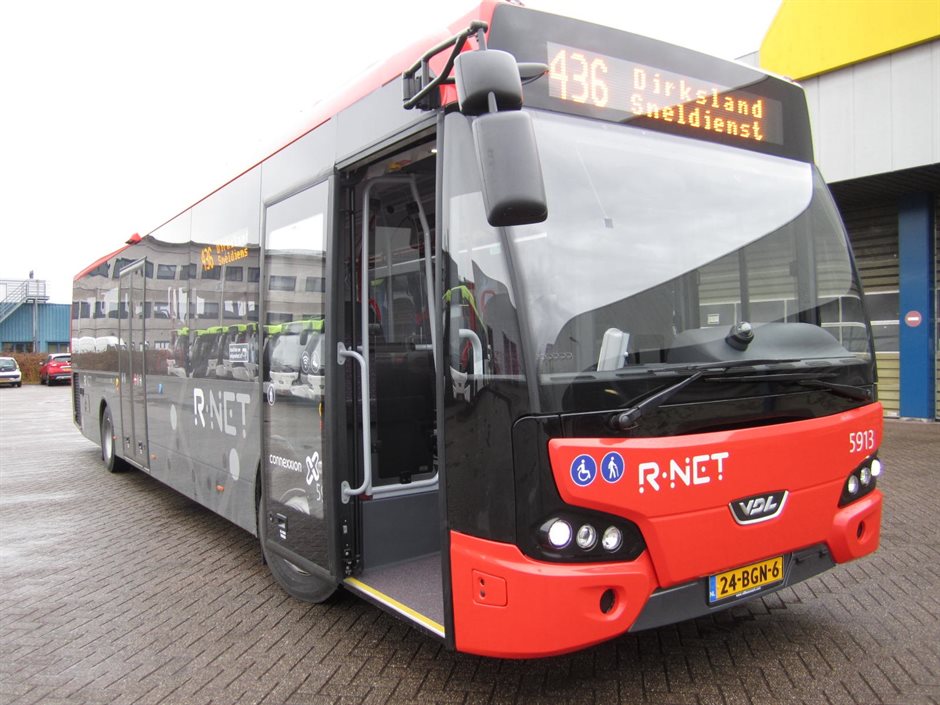 R-net bussen zijn herkenbaar aan hun rood-zwarte kleurstelling